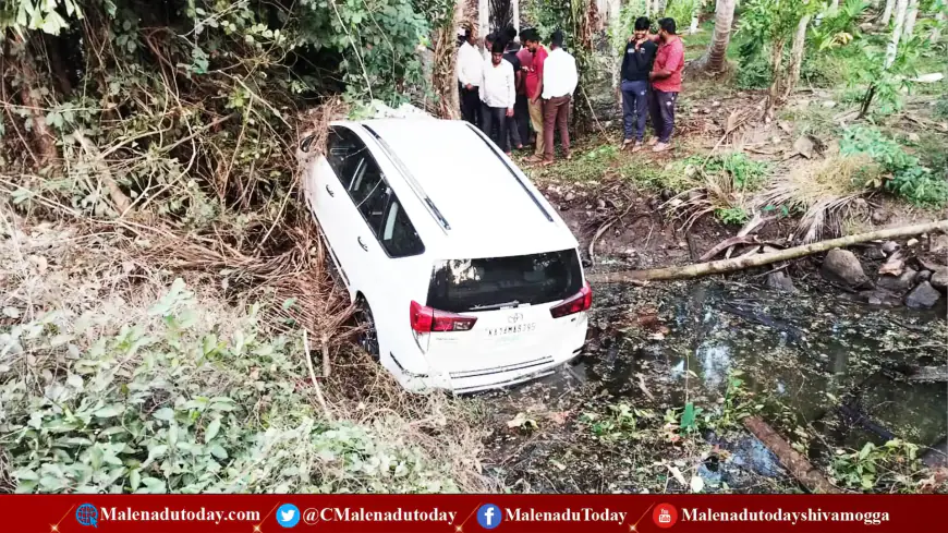 JD(S) leader's car falls into roadside ditch near Sugur 
