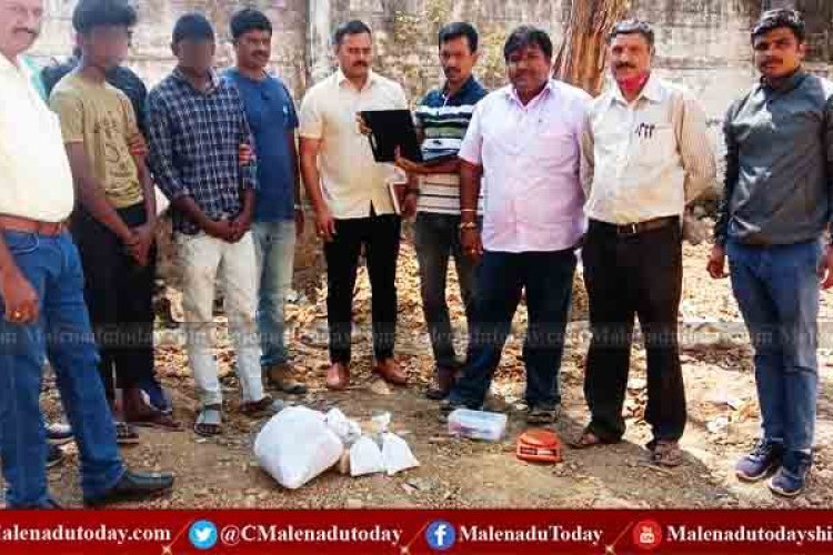 ರೋಡಲ್ಲೆ ಗಾಂಜ ಮಾರ್ತಿದ್ದ ಆರೋಪಿಗಳು! ಪೊಲೀಸರ ರೇಡ್​ನಲ್ಲಿ ಸಿಕ್ಕ ಮಾದಕವಸ್ತು ಎಷ್ಟು ಗೊತ್ತಾ?