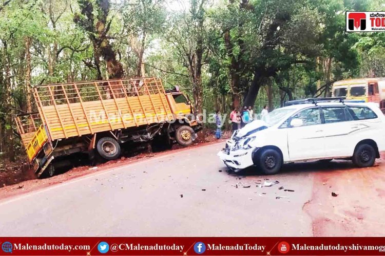 Accident news/  ಕುಂದಾಪುರದಿಂದ ಶಿವಮೊಗ್ಗಕ್ಕೆ ಬರುತ್ತಿದ್ದ ಇನ್ನೋವ್ಹಾ ಕಾರು -ಲಾರಿ ನಡುವೆ ಡಿಕ್ಕಿ!
