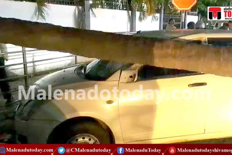 ಶಿವಮೊಗ್ಗದಲ್ಲಿ ಭಾರೀ ಗಾಳಿ! ಉರುಳಿದ ಮರಗಳು! ಎರಡು ಕಾರು ಜಖಂ ! ಹಾರಿಹೋದ ಮೆಲ್ಚಾವಣಿ ಶೀಟುಗಳು!