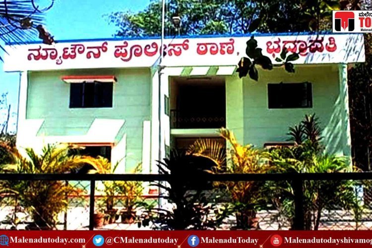 ಸ್ಟೇಷನ್​ ಗೇಟ್​ ಬಳಿಯೇ ವಿಷ ಕುಡಿದ ಯುವತಿ! ದಾಖಲಾಯ್ತು ಸುಮುಟೋ ಕೇಸ್