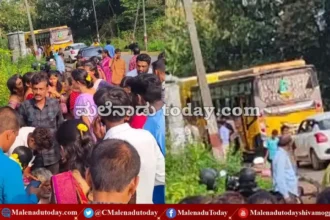 ತಿರುವಿನಲ್ಲಿ ಬಸ್​ನಿಂದ  ಪುಟ್ಟ ಮಗುವಿನೊಂದಿಗೆ ಕೆಳಕ್ಕೆ ಬಿದ್ದ ವ್ಯಕ್ತಿ!