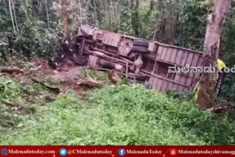 ಕಂದಕಕ್ಕೆ ಉರುಳಿದ ಬೆಂಗಳೂರಿನಿಂದ ಹೊರನಾಡಿಗೆ ಹೋಗುತ್ತಿದ್ದ ಬಸ್! ಓರ್ವ ಮಹಿಳೆ ಸಾವು!