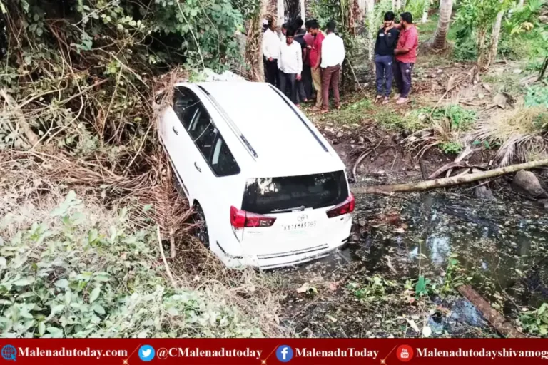 ಸೂಗೂರು ಬಳಿ ರಸ್ತೆ ಪಕ್ಕದ ಹೊಂಡಕ್ಕೆ ಉರುಳಿದ ಜೆಡಿಎಸ್ ಮುಖಂಡರ ಕಾರು