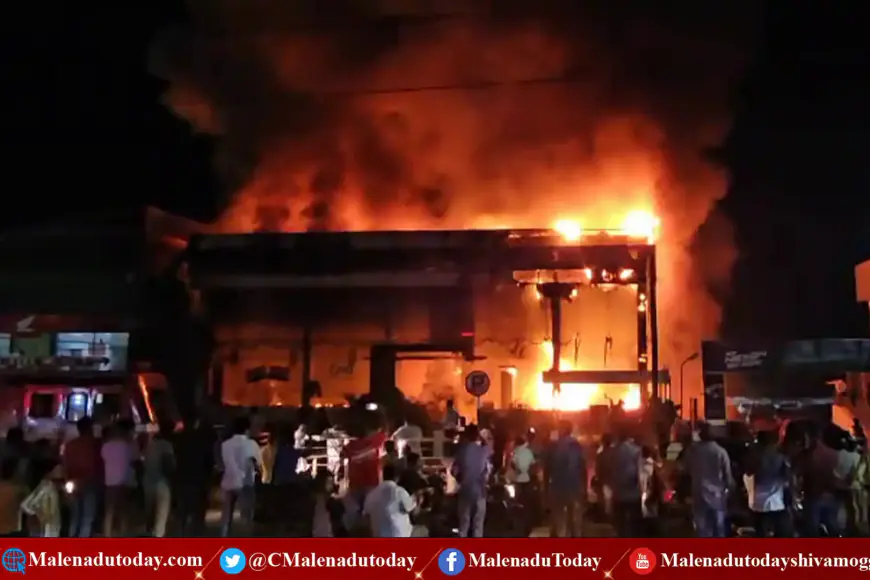 showroom fire ಶೋರೂಂ ಸುಟ್ಟಿದ್ದು ಹೇಗೆ ಗೊತ್ತಾ? ನೆಲಮಹಡಿಯಲ್ಲಿದ್ದೇನು? ಧಗಧಗಿಸಿದ ಕಟ್ಟಡದ ಕಥೆ ಮೂರು ಇಲಾಖೆಗೆ ಎಚ್ಚರಿಕೆ!?