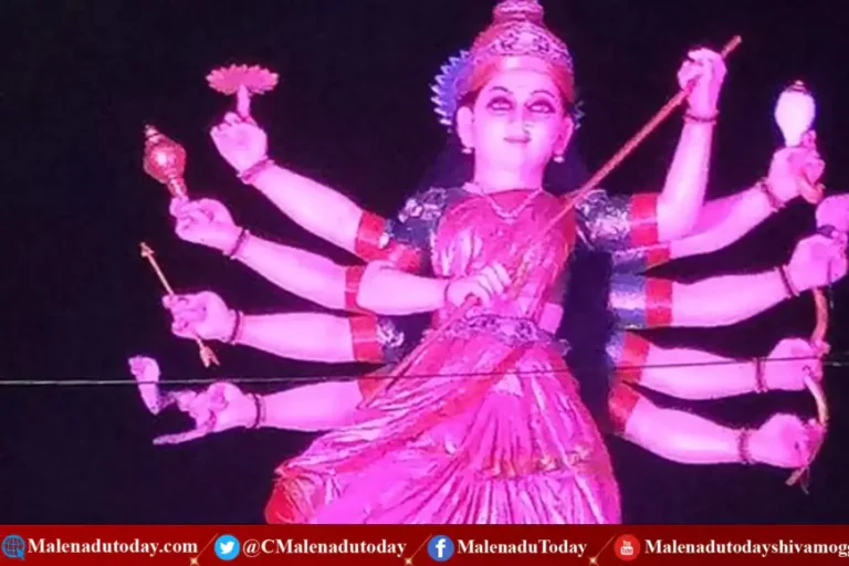 ಗಾಂಧಿ ಬಜಾರ್ನ ಮಹಾದ್ವಾರವನ್ನು ಏರಿ ಕುಳಿತ ಚಾಮುಂಡೇಶ್ವರಿ ! ಸೆಲ್ಫಿ ತೆಗೆದುಕೊಳ್ಳಲು ಮುಗಿಬಿದ್ದ ಮಂದಿ