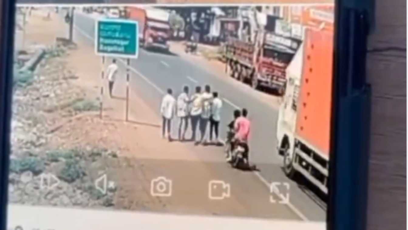 left side over take : ಲೆಫ್ಟ್ ಸೈಡ್ ಓವರ್ ಟೇಕ್ ಪ್ರಾಣಕ್ಕೆ ಕುತ್ತು |ವಿಡಿಯೋ ಹಂಚಿಕೊಂಡ ಟ್ರಾಫಿಕ್ ಪೊಲೀಸರು 1 left side over take