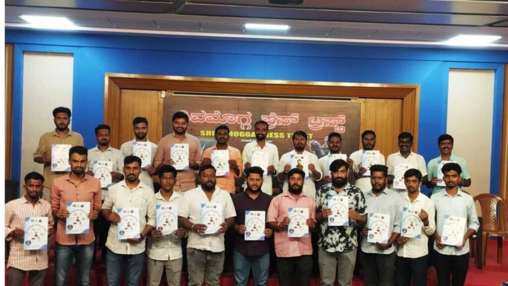 youth congress : ಯೂತ್ ಕಾಂಗ್ರೆಸ್ ವತಿಯಿಂದ 2 ವರ್ಷ ನೂರು ಹರ್ಷ ಎಂಬ ಕಿರು ಹೊತ್ತಿಗೆ ಬಿಡುಗಡೆ 1 youth congress