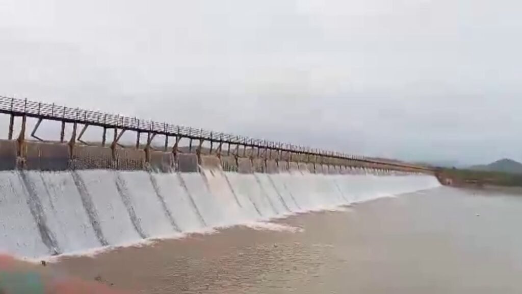 anjanapura Dam full ಶಿಕಾರಿಪುರದ ಅಂಜನಾಪುರ ಜಲಾಶಯ ಭರ್ತಿ: ರೈತರ ಮೊಗದಲ್ಲಿ ಮಂದಹಾಸ, ವಾಡಿಕೆಗಿಂತ ಮುಂಚೆಯೇ ಕೋಡಿ