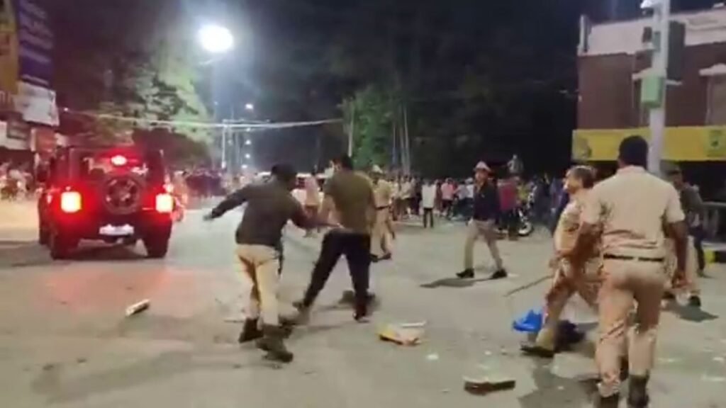 shivamogga lathi charge / 1 ಗಂಟೆಯಾದರೂ ಮುಗಿಯದ ಸಂಭ್ರಮ! RCB ಅಭಿಮಾನಿಗಳಿಗೆ ಶಿವಮೊಗ್ಗದಲ್ಲಿ ಲಾಠಿ ಏಟು 1 shivamogga lathi charge