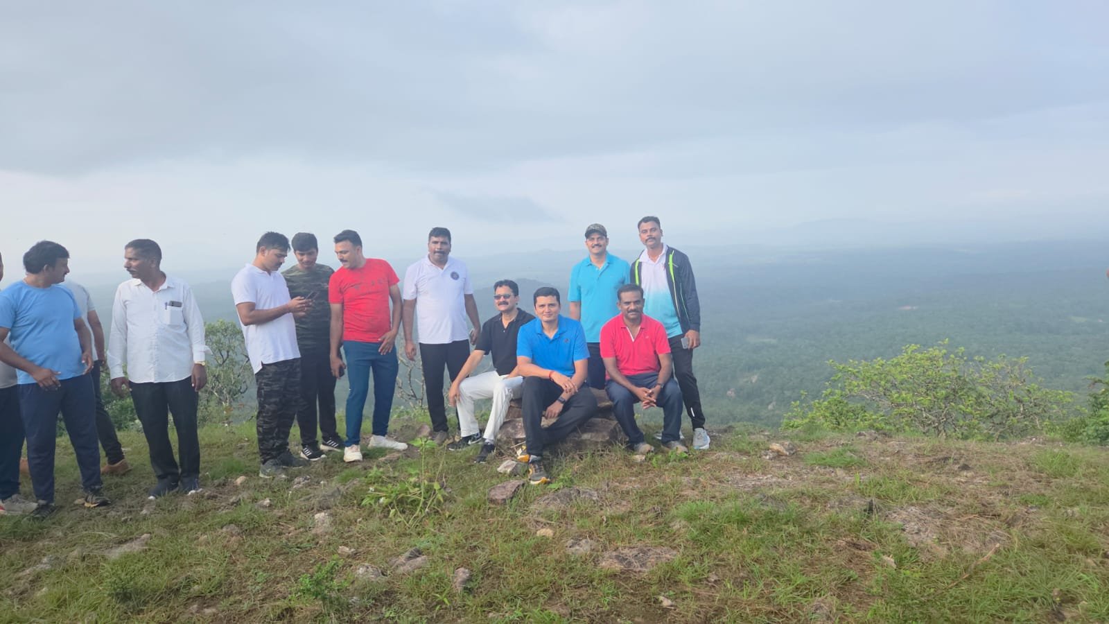 police trekking ಜೇನುಕಲ್ಲಮ್ಮ ಗುಡ್ಡದಲ್ಲಿ 10 ಕ್ಕೂ ಹೆಚ್ಚು ಪೊಲೀಸರ ಟ್ರೆಕಿಂಗ್