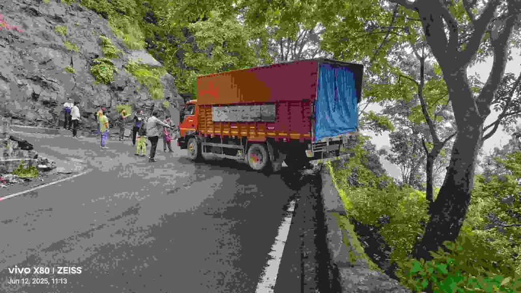 heavy vehicle traffic banned Agumbe Ghat /ಜೂನ್ 15 ರಿಂದ ಸೆಪ್ಟೆಂಬರ್ 30 ರವರೆಗೆ ಆಗುಂಬೆ ಘಾಟಿಯಲ್ಲಿ ಹೆವಿ ವೆಹಿಕಲ್ಗಳಿಗೆ ನಿರ್ಬಂಧ 1 heavy vehicle traffic banned Agumbe Ghat /agumbe ghat traffic jam ಘಾಟಿಯಲ್ಲಿ ಕೆಟ್ಟು ನಿಂತ ಲಾರಿ