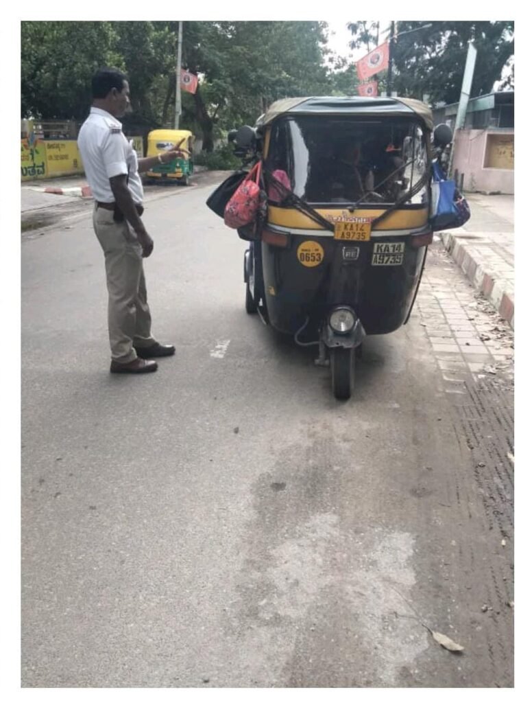 school bus ಖಾಸಗಿ ಶಾಲಾ ವಾಹನಗಳನ್ನು ಪರಿಶೀಲನೆ ನಡೆಸುತ್ತಿರುವ ಪೊಲೀಸರು
