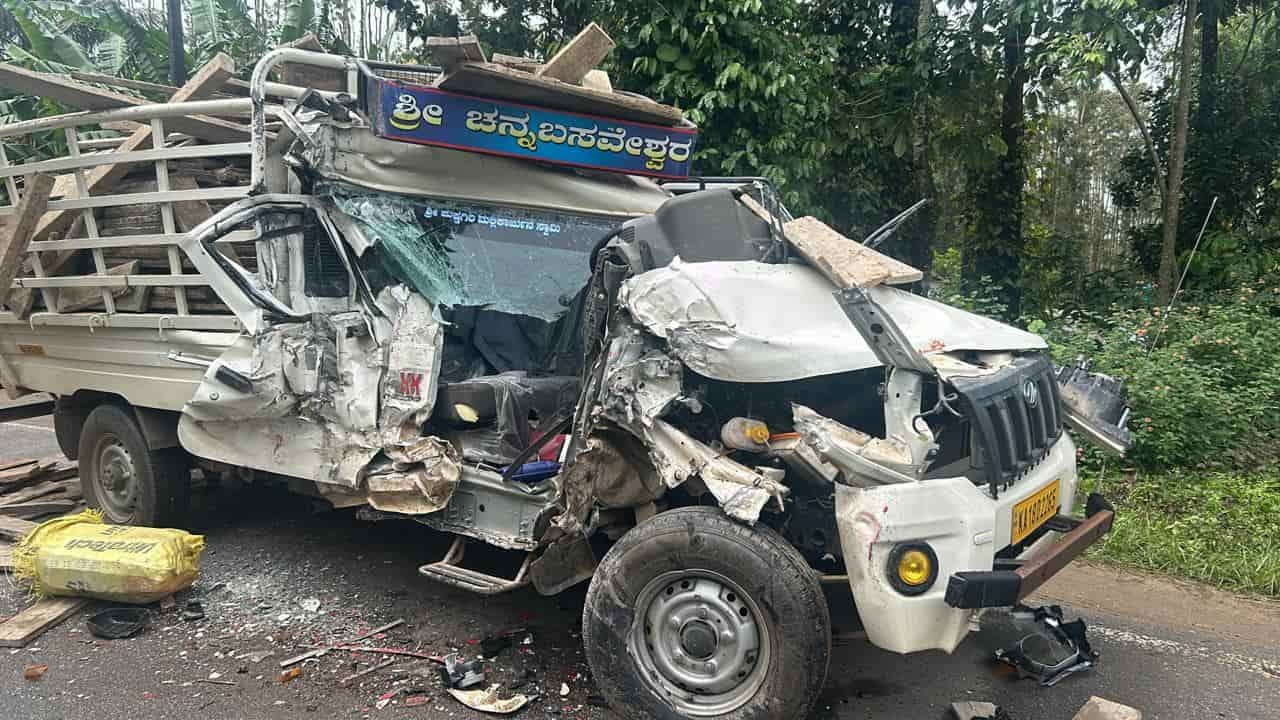 bus accident today ಜಖಂಗೊಂಡಿರುವ ಪಿಕಪ್ ವಾಹನ
