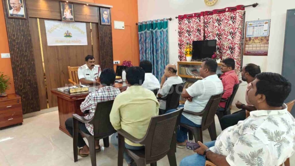 usha nursing home circle / ವಾಹನ ಮಾಲೀಕರಿಗೆ ಸೂಚನೆ ನೀಡುತ್ತಿರುವ ಪೊಲೀಸರು