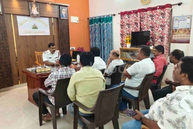usha nursing home circle / ವಾಹನ ಮಾಲೀಕರಿಗೆ ಸೂಚನೆ ನೀಡುತ್ತಿರುವ ಪೊಲೀಸರು
