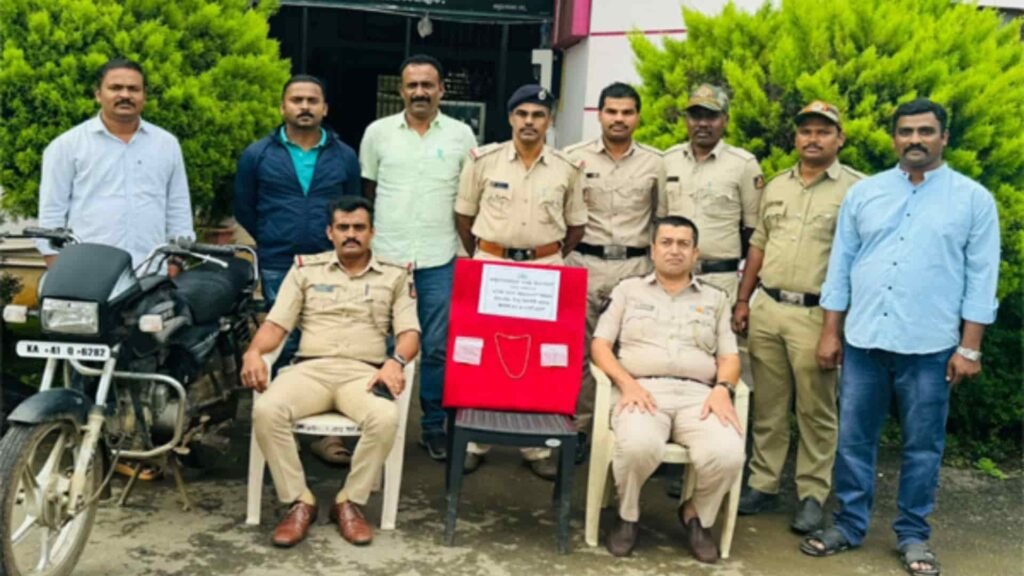 theft case nr pura ಆರೋಪಿಗಳಿಂಂದ ಮಾಲನ್ನು ವಶಪಡಿಸಿಕೊಂಡ ಪೊಲೀಸರು