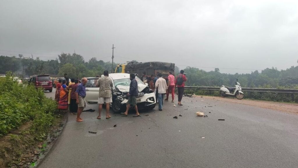 accident today ಅಪಘಾತದಿಂದ ಕಾರಿನ ಮುಂಬಾಗ ಜಖಂಗೊಂಡಿರುವುದು 