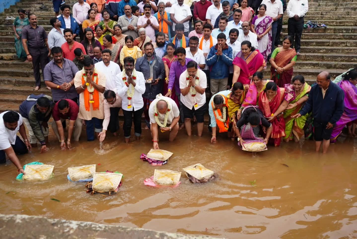 tunga Bagina Ceremony ತುಂಗೆಗೆ ಬಾಗಿನ ಅರ್ಪಿಸುತ್ತಿರುವ ಬಿಜೆಪಿ ಶಿವಮೊಗ್ಗ ನಗರ ಸಮಿತಿ
