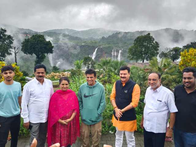 Shivarajkumar Family Visits Jog Falls, Shivamogga | MLA Belur Gopalakrishna Welcomes Century Star Shivarajkumar Jog Falls