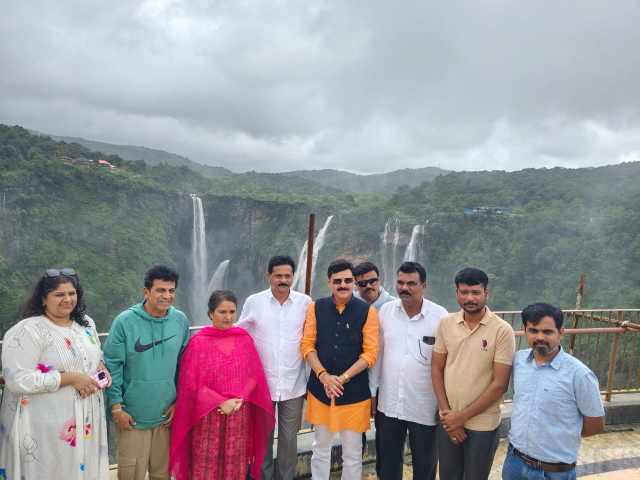 Shivarajkumar Family Visits Jog Falls, Shivamogga | MLA Belur Gopalakrishna Welcomes Century Star