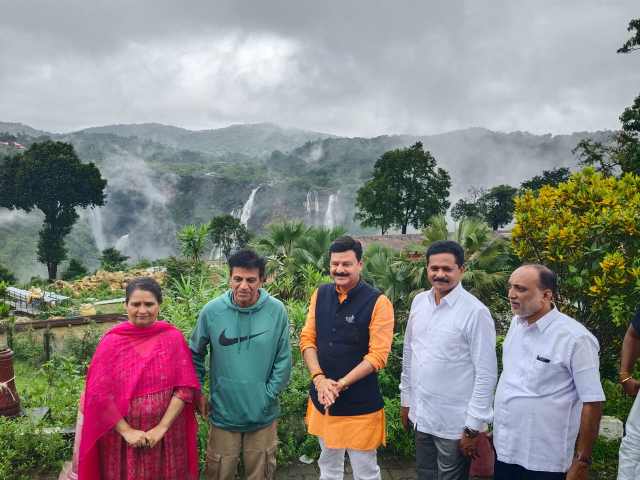 Shivarajkumar Family Visits Jog Falls, Shivamogga | MLA Belur Gopalakrishna Welcomes Century Star Shivarajkumar Jog Falls