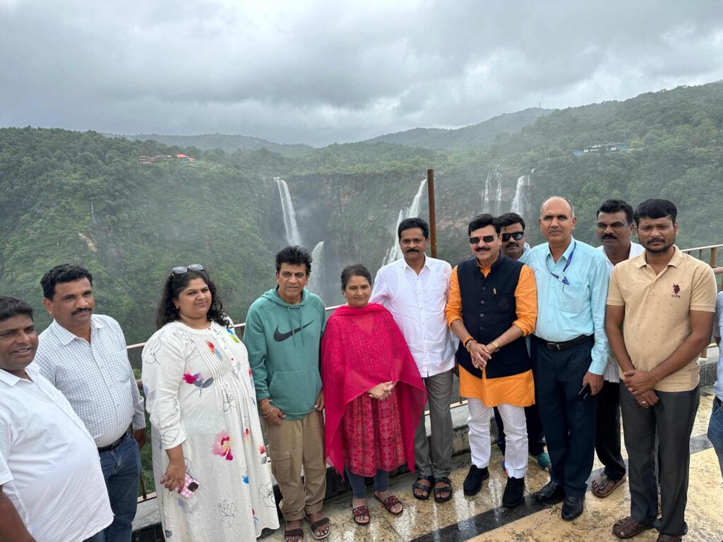 Shivarajkumar Family Visits Jog Falls, Shivamogga | MLA Belur Gopalakrishna Welcomes Century Star