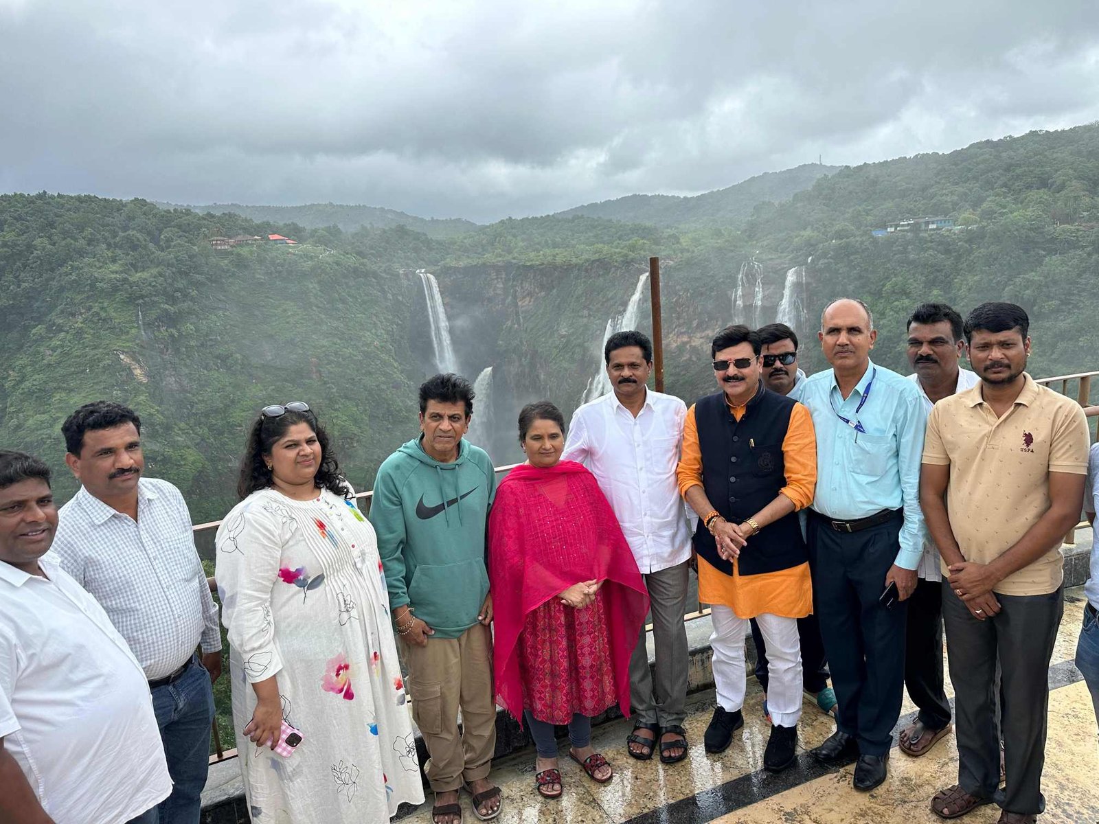 Shivarajkumar Jog Falls / ಅಣ್ಣಾವ್ರು ಹಾಡಿ ಹೊಳಗಿದ್ದ ಜೋಗದ ಗುಂಡಿಯಲ್ಲಿ ಶಿವರಾಜ್ ಕುಮಾರ್ ದಂಪತಿ ವಿಹಾರ 1 Shivarajkumar Jog Falls Shivarajkumar Family Visits Jog Falls, Shivamogga | MLA Belur Gopalakrishna Welcomes Century Star