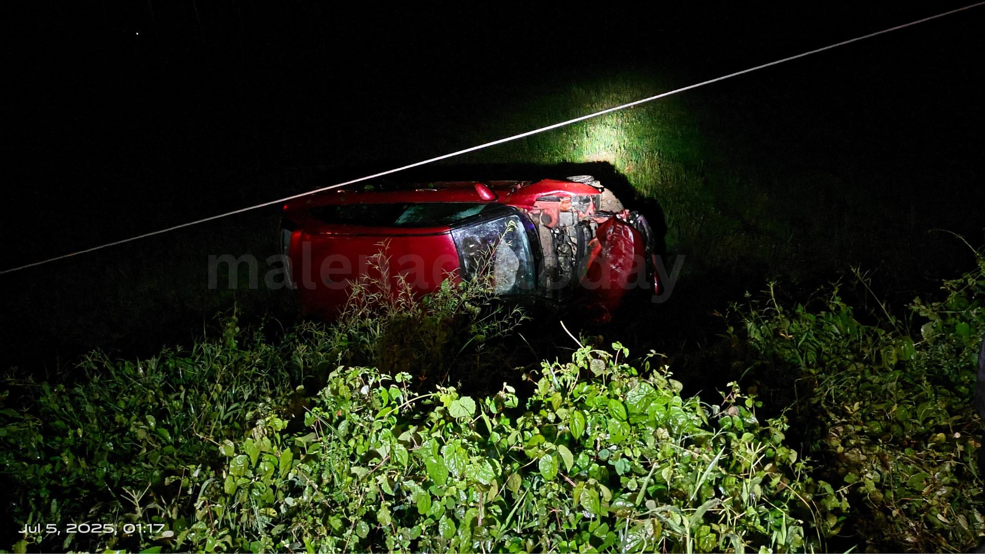 shivamogga car accident ವಿದ್ಯುತ್​ ಕಂಬಕ್ಕೆ ಡಿಕ್ಕಿ ಹೊಡೆದು ಪಲ್ಟಿಯಾದ ಕಾರು