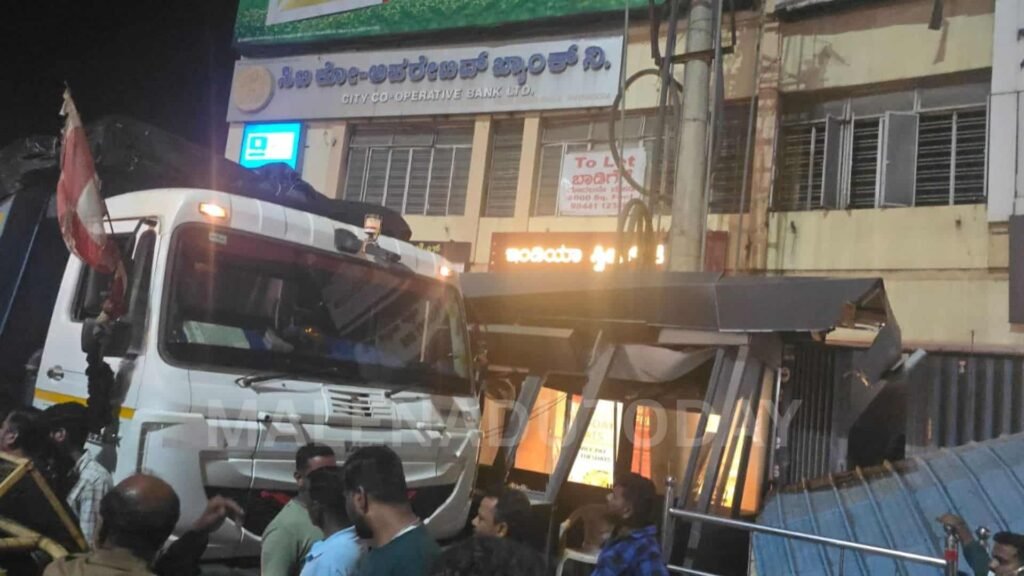 aa circle shivamogga ಪೊಲೀಸ್​ ಚೌಕಿಗೆ ಡಿಕ್ಕಿ ಹೊಡೆದ ಲಾರಿ