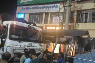 aa circle shivamogga ಪೊಲೀಸ್​ ಚೌಕಿಗೆ ಡಿಕ್ಕಿ ಹೊಡೆದ ಲಾರಿ