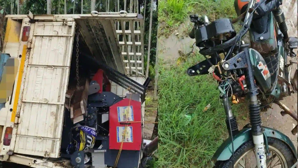 Chatpat news : ಎಕ್ಸ್ಎಲ್ ಬೈಕ್ ಹಾಗೂ ಪಿಕಾಪ್ ನಡುವೆ ಅಪಘಾತ ಪಲ್ಟಿಯಾದ ಪಿಕಾಪ್, ದೇವಸ್ಥಾನದಲ್ಲಿ ಹುಂಡಿ ಕಳ್ಳತನ ಸೇರಿದಂತೆ ಟಾಪ್ 03 ಚಟ್ಪಟ್ ನ್ಯೂಸ್ 1 Chatpat news ಪಿಕಾಪ್ ಹಾಗೂ ಬೈಕ್ನ ನಡುವೆ ಅಪಘಾತ