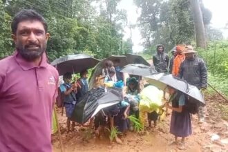 Poor Road Conditions ರಸ್ತೆಯಲ್ಲಿ ಸಸಿ ನೆಡುತ್ತಿರುವ ವಿದ್ಯಾರ್ಥಿಗಳು