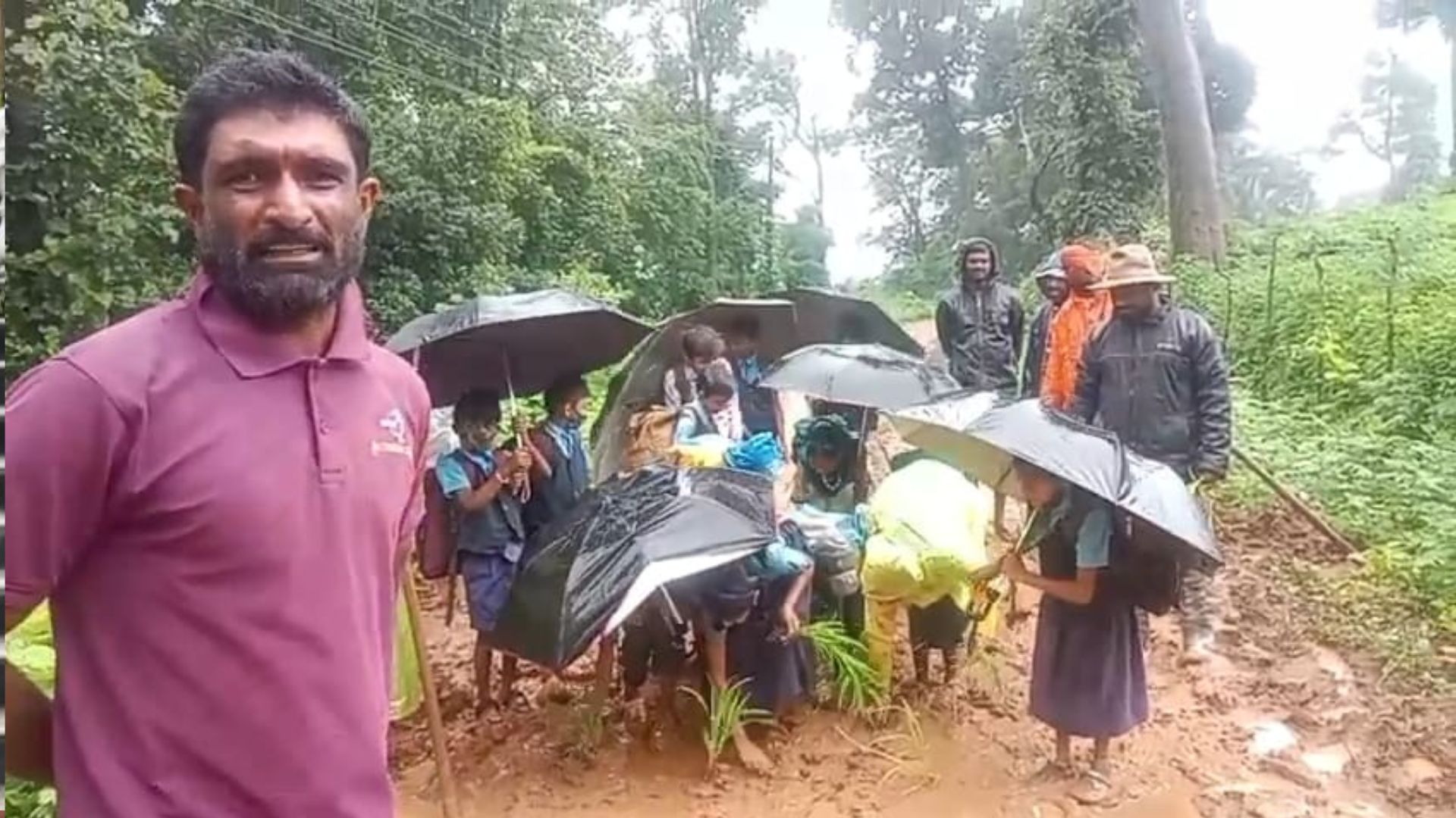 Poor Road Conditions ರಸ್ತೆಯಲ್ಲಿ ಸಸಿ ನೆಡುತ್ತಿರುವ ವಿದ್ಯಾರ್ಥಿಗಳು