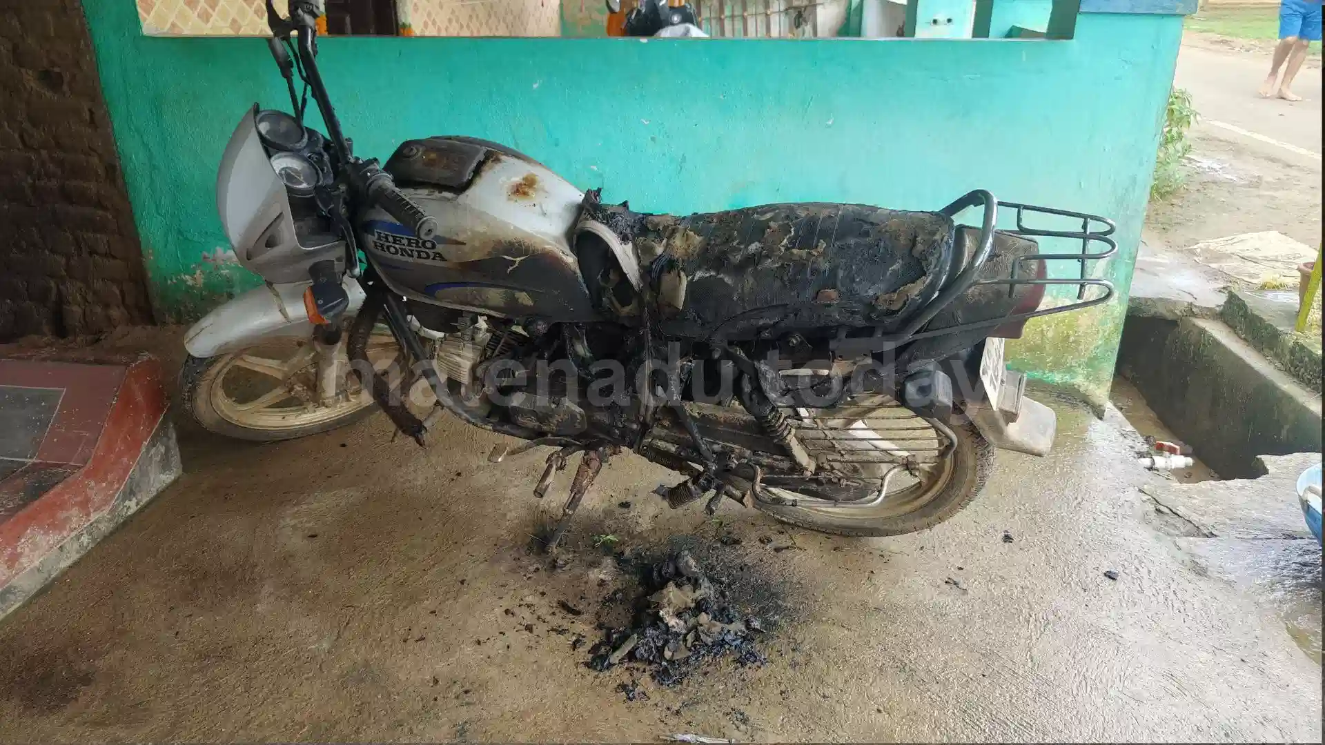 ಬೆಂಕಿ ಕೊಟ್ಟ ಪರಿಣಾಮ ಸುಟ್ಟಿರುವ ಬೈಕ್