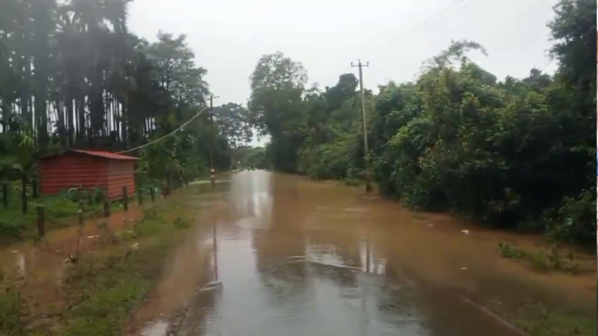 heavy rain today ಮಳೆಯಿಂದಾಗಿ ತುಂಬಿಕೊಂಡಿರುವ ರಸ್ತೆ