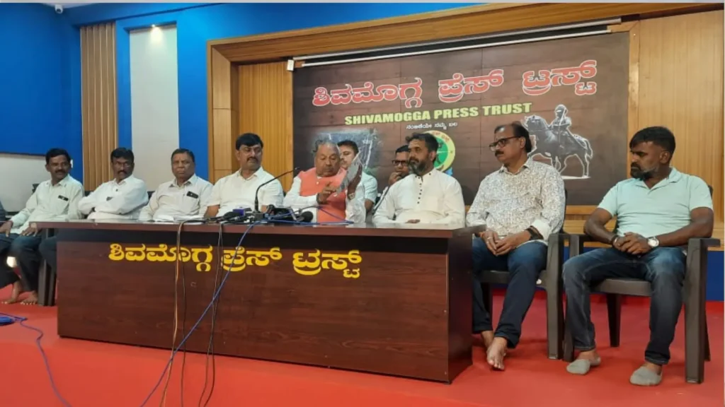 ರಾಹುಲ್ ಗಾಂಧಿಗೆ ಜ್ಞಾನೋದಯವಾಗಿದ್ದು ತಡವಾಯಿತು, ಮಧು ಬಂಗಾರಪ್ಪನವರಿಗೆ ಧನ್ಯವಾದ, ಕೆ.ಎಸ್. ಈಶ್ವರಪ್ಪ ಹೀಗನ್ನಲು ಕಾರಣವೇನು 1 Rahul Gandhi ಕೆ ಎಸ್ ಈಶ್ವರಪ್ಪ ಸುದ್ದಿಗೋಷ್ಟಿ