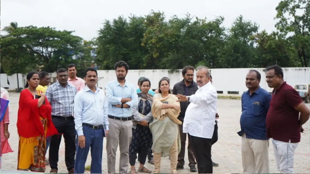 ಶಿವಮೊಗ್ಗಕ್ಕೆ ಮೊದಲ ಬಾರಿಗೆ ಯುದ್ಧ ವಿಮಾನ, ಶಾಸಕರು ಮತ್ತು ಆಯುಕ್ತರಿಂದ ಸ್ಥಳ ಪರಿಶೀಲನೆ 1 Fighter Jet in shivamogga ಸ್ಥಳ ವೀಕ್ಷಣೆ ಮಾಡುತ್ತಿರುವ ಶಾಸಕರು ಹಾಗು ಆಯುಕ್ತರು