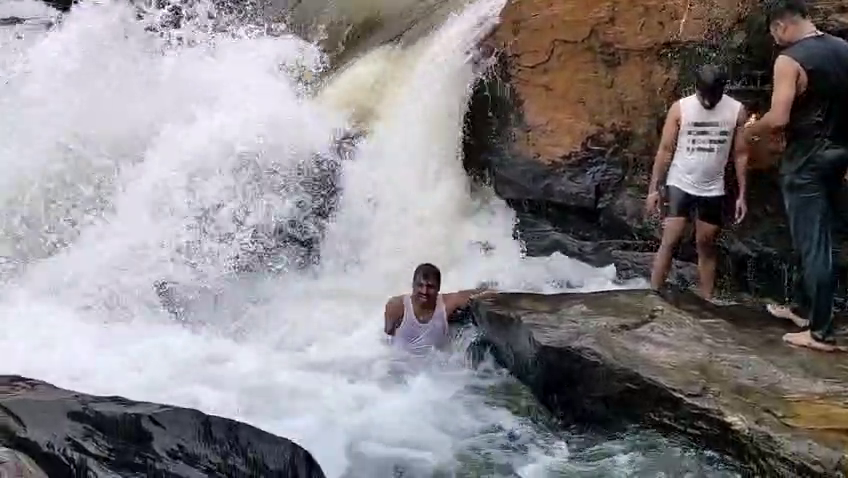 Abbi Falls Hosanagara ನೀರಿನಲ್ಲಿ ಕೊಚ್ಚಿಹೋದ ಯುವಕ