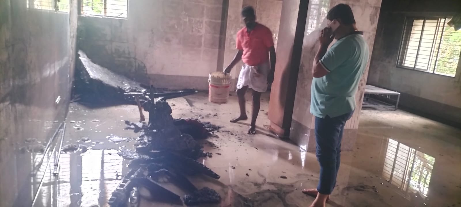 ಸುಟ್ಟು ಹೋದ ಖುರ್ಚಿಗಳು