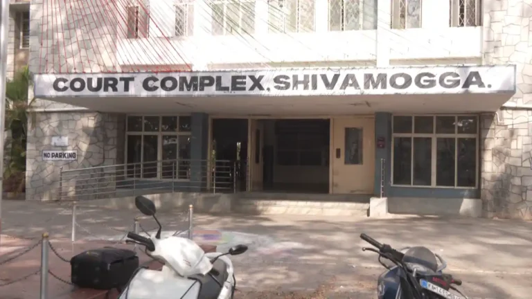 Shimoga Court Sentences Two to Prison for Death Caused by Illegal Electric Fence ತಂತಿ ಬೇಲಿಗೆ ಕರೆಂಟ್ ಕೊಟ್ಟಿದ್ದಕ್ಕೆ ಇಬ್ಬರಿಗೆ ತಲಾ ಒಂದು ವರ್ಷ ಶಿಕ್ಷೆ! ಕೋಣೆಹೊಸೂರು ಕೇಸ್ ಇತ್ಯರ್ಥ! ನಡೆದಿದ್ದು ಹೀಗೆ