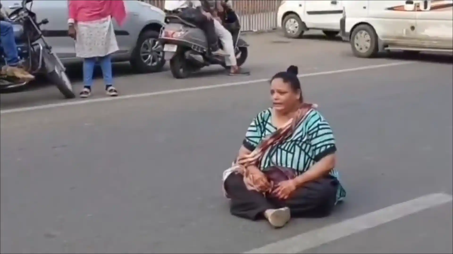 Woman Sits on Road Crying After Pani Puri Seller Gives Only 4 Golgappas for 20