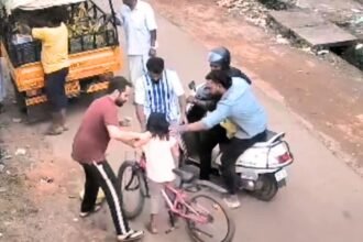 Youths Save Girl from Choking on Chewing Gum Viral Video ಜೀವ ಉಳಿಸಿದ ಯುವಕರು