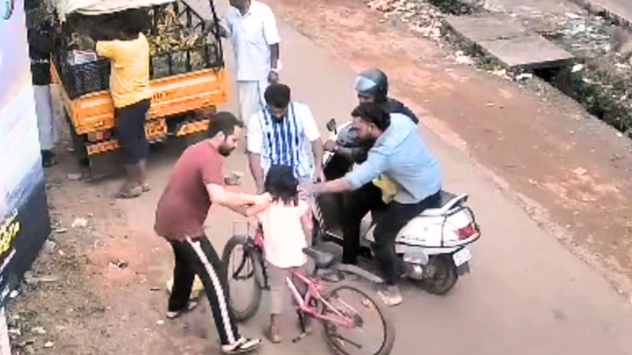 Youths Save Girl from Choking on Chewing Gum Viral Video ಜೀವ ಉಳಿಸಿದ ಯುವಕರು