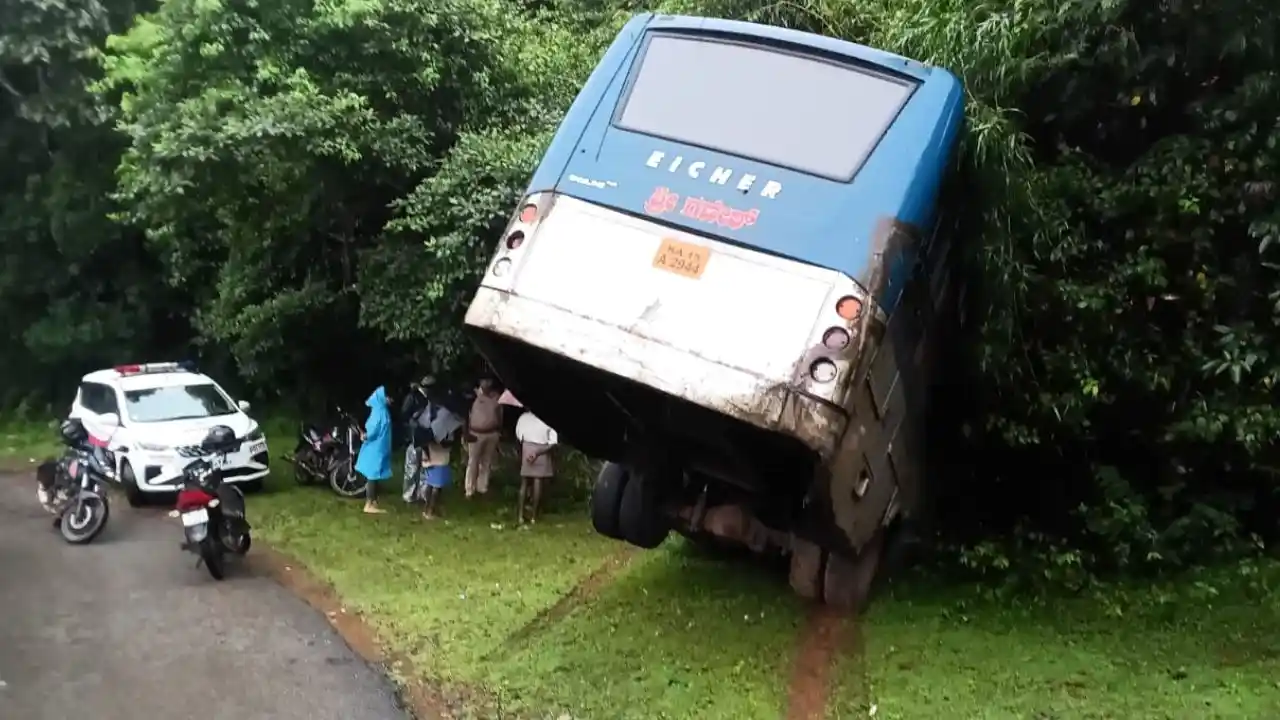 Eight Injured as Private Bus Hits Culvert Near Bacchagaru, Sagar