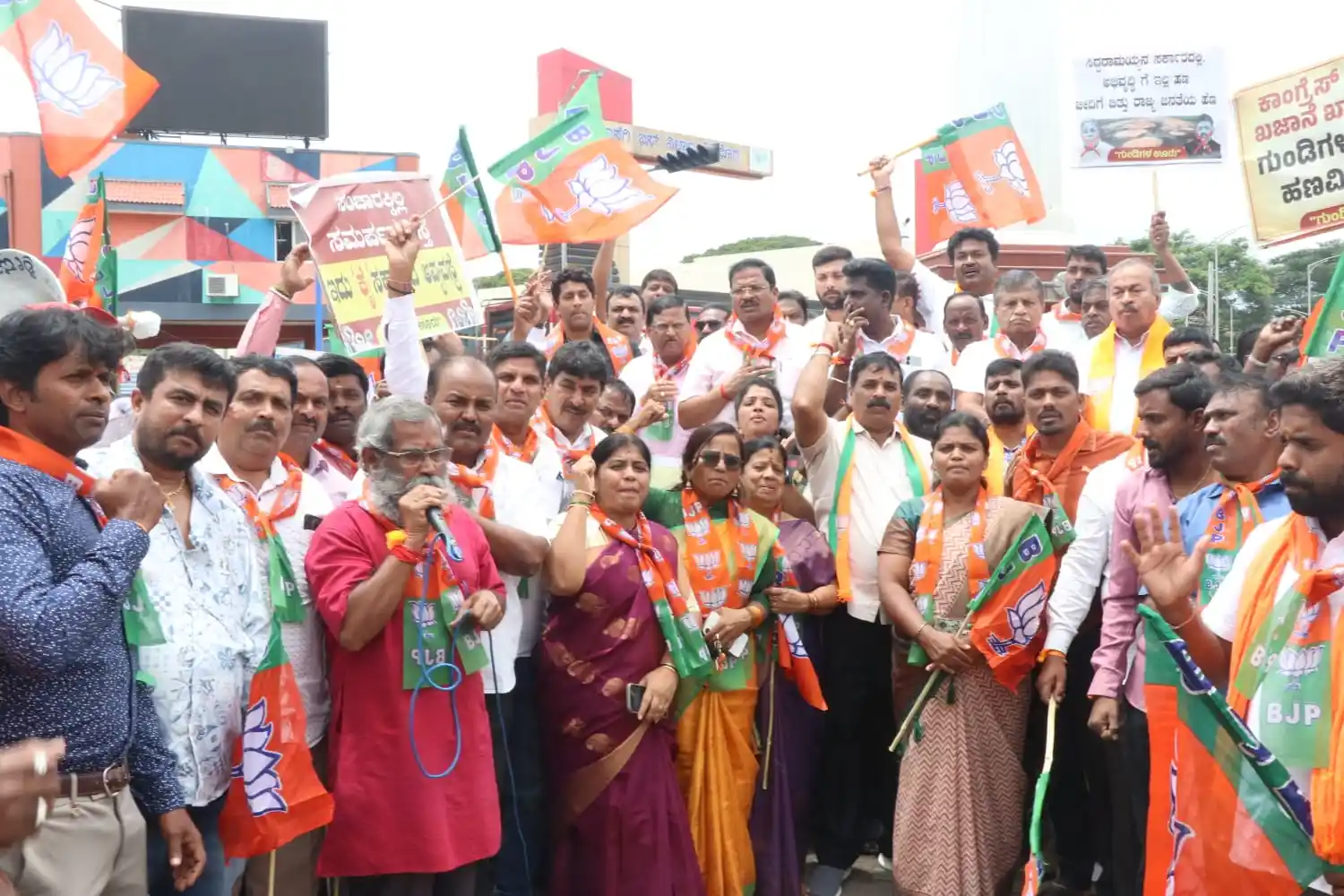  BJP staged a protest in Shivamogga, blocking roads and raising slogans against the state Congress government for its alleged failure to fix potholes 