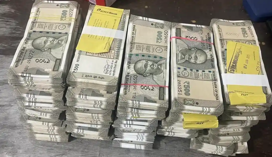 Shivamogga Police have arrested an auto driver in connection with a daylight robbery at Gopalagowda Layout. The police team recovered cash and gold ornaments worth over ₹35 lakh. Read more about the investigation and the team involved.