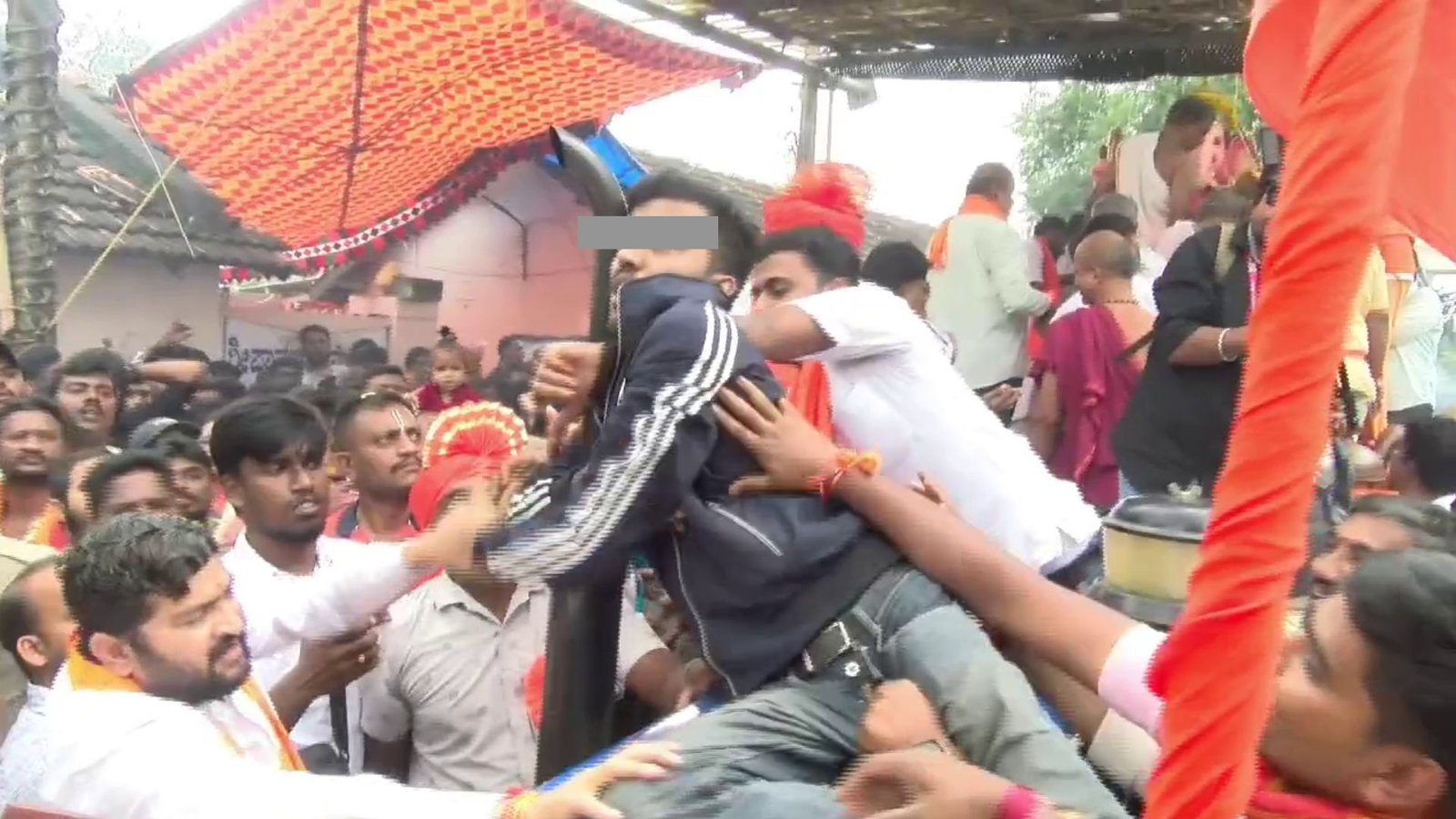 ಹಿಂದೂಮಹಾಸಭಾ ಗಣಪತಿ ರಾಜಬೀದಿ ಉತ್ಸವದ ವೇಳೆ ಟ್ರಾಕ್ಟರ್ ತಡೆದ ಯುವಕ : ಕಾರಣವೇನು ಗೊತ್ತಾ… 1 Ganapati shivamogga