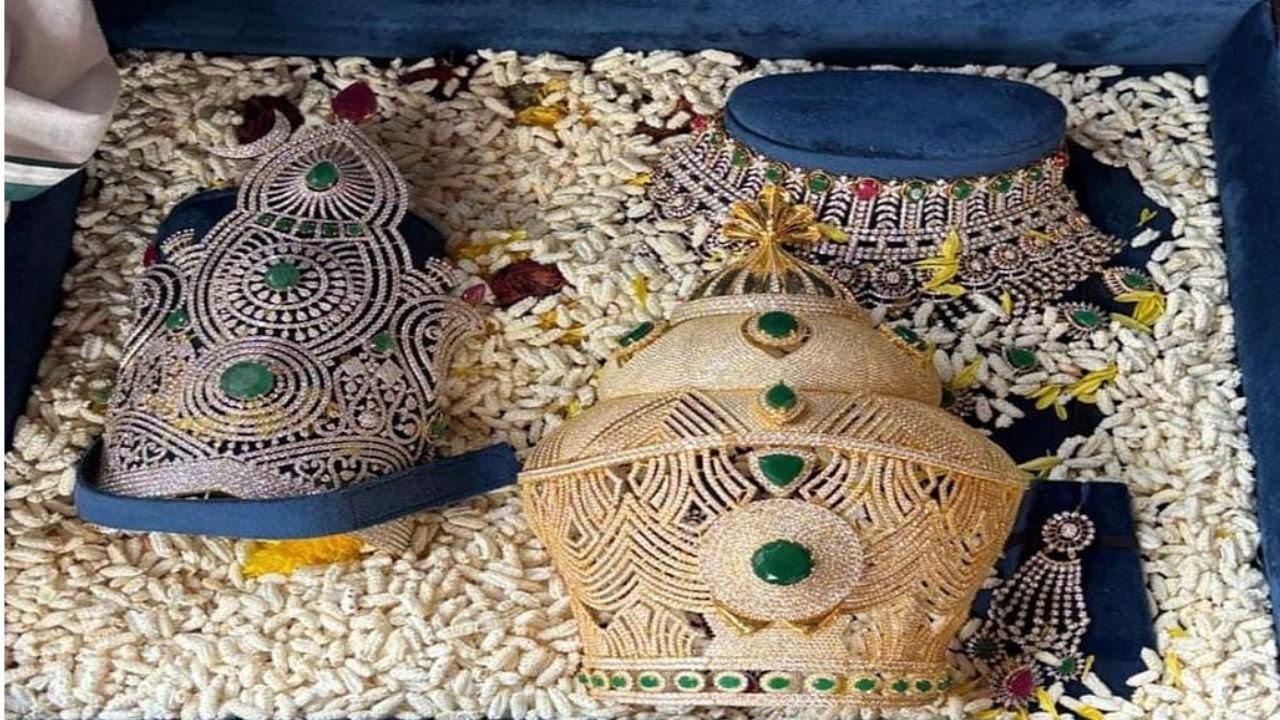 ಕೊಲ್ಲೂರಿಗೆ ಕೋಟ್ಯಾಂತರ ಮೌಲ್ಯದ ವಜ್ರಖಚಿತ ಕಿರೀಟ ಸಮರ್ಪಿಸಿದ ಖ್ಯಾತ ಸಂಗೀತ ನಿರ್ದೇಶಕ 1 Kollur temple