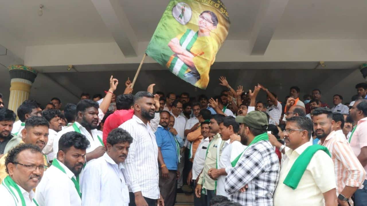 ಶಿವಮೊಗ್ಗ: ಶಾಸಕಿ ಶಾರದಾ ಪೂರ್ಯನಾಯ್ಕ್ಗೆ ಜಾತಿ ನಿಂದನೆ ಆರೋಪ : ಸಿಬ್ಬಂದಿ ವಿರುದ್ಧ ಕಾನೂನು ಕ್ರಮಕ್ಕೆ ಆಗ್ರಹ 1 SIMS McGann Hospital